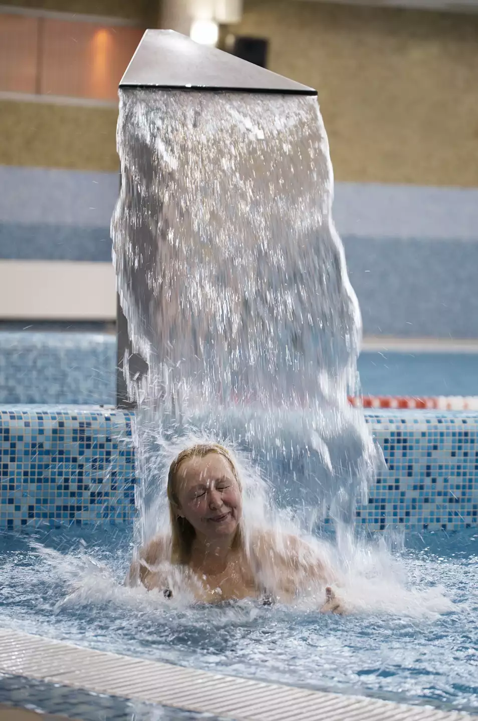 Une douche extérieure pour la piscine chez vous